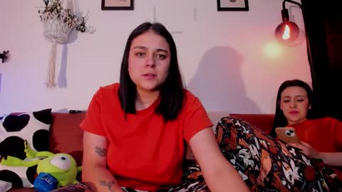 Snapshot of mrbuu_ chatting on February 22, 2026, 3:07 am Laura online show from February 22, 2026, 3:07 am