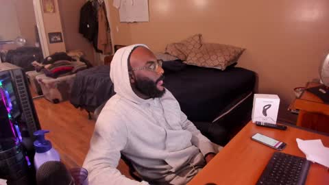 Snapshot of mrchuckdailyxxx chatting on December 21, 2024, 5:25 am Chuck Daily online show from December 21, 2024, 5:25 am