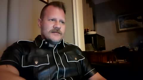 Snapshot of mrleather chatting on December 30, 2024, 2:40 pm mrleather online show from December 30, 2024, 2:40 pm