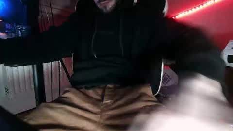 Snapshot of mrrogu3 chatting on December 1, 2025, 7:52 pm MrRogue online show from December 1, 2025, 7:52 pm