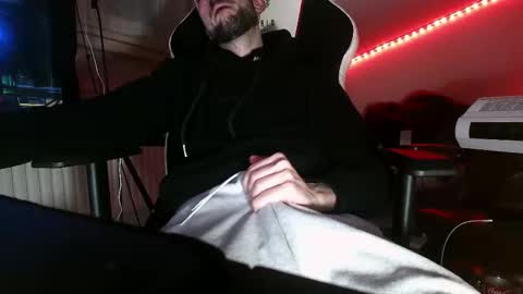 Snapshot of mrrogu3 chatting on December 4, 2025, 1:04 am MrRogue online show from December 4, 2025, 1:04 am