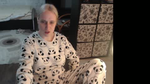 Snapshot of mrsluck chatting on April 16, 2026, 9:39 pm Sasha online show from April 16, 2026, 9:39 pm