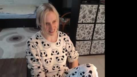 Snapshot of mrsluck chatting on June 12, 2026, 12:48 pm Sasha online show from June 12, 2026, 12:48 pm
