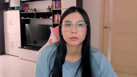 ms_emily_ online show from May 18, 2026, 12:33 pm