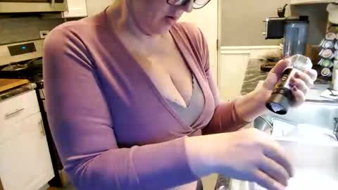 Snapshot of msmomy69 chatting on December 15, 2025, 3:27 pm msmomy69 online show from December 15, 2025, 3:27 pm