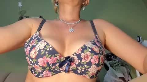 Snapshot of mspurrfectlove chatting on March 2, 2025, 2:43 pm MsPurrfectLove online show from March 2, 2025, 2:43 pm