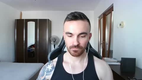 Snapshot of mu5clemania chatting on December 17, 2025, 12:33 pm Victor online show from December 17, 2025, 12:33 pm