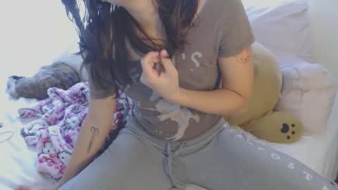 Snapshot of munchi_ chatting on December 2, 2025, 6:25 pm online show from December 2, 2025, 6:25 pm