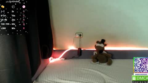 Snapshot of murrrworren chatting on October 31, 2025, 7:04 pm Mira online show from October 31, 2025, 7:04 pm