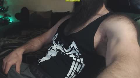 Snapshot of muscle0max chatting on January 5, 2026, 10:35 pm ofmuscle0max online show from January 5, 2026, 10:35 pm