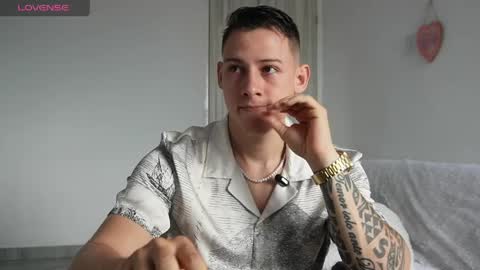 muscle_king_cum online show from April 9, 2026, 1:05 pm