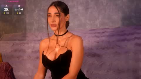 Snapshot of myriamfox_ chatting on February 5, 2026, 9:03 am Miryam online show from February 5, 2026, 9:03 am