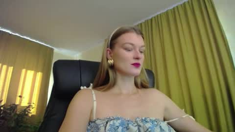 mysticvenus_ online show from October 19, 2025, 9:43 am