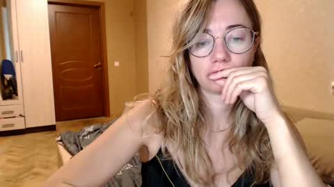 Snapshot of mystiquemaya chatting on December 10, 2024, 3:41 am Maya online show from December 10, 2024, 3:41 am