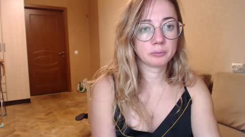 Snapshot of mystiquemaya chatting on December 15, 2024, 1:00 pm Maya online show from December 15, 2024, 1:00 pm