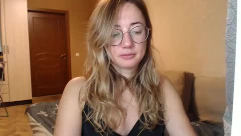 Snapshot of mystiquemaya chatting on December 16, 2024, 4:34 am Maya online show from December 16, 2024, 4:34 am
