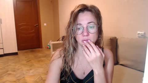 Snapshot of mystiquemaya chatting on December 16, 2024, 6:49 pm Maya online show from December 16, 2024, 6:49 pm