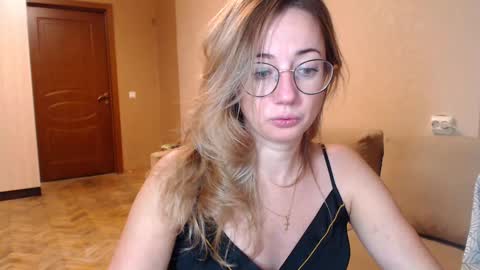 Snapshot of mystiquemaya chatting on December 18, 2024, 6:46 pm Maya online show from December 18, 2024, 6:46 pm