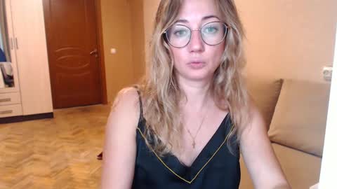 Snapshot of mystiquemaya chatting on December 19, 2024, 5:18 pm Maya online show from December 19, 2024, 5:18 pm