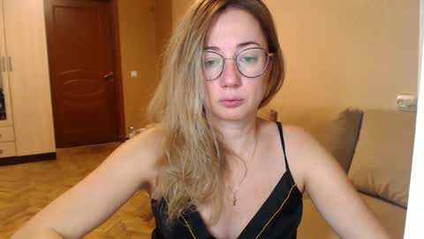 Snapshot of mystiquemaya chatting on December 22, 2024, 8:47 pm Maya online show from December 22, 2024, 8:47 pm