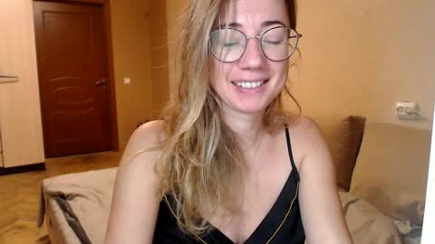 Snapshot of mystiquemaya chatting on December 27, 2024, 3:42 am Maya online show from December 27, 2024, 3:42 am