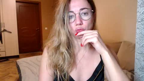 Snapshot of mystiquemaya chatting on January 4, 2025, 4:23 am Maya online show from January 4, 2025, 4:23 am