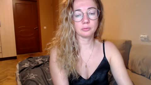 Snapshot of mystiquemaya chatting on January 17, 2025, 3:23 am Maya online show from January 17, 2025, 3:23 am