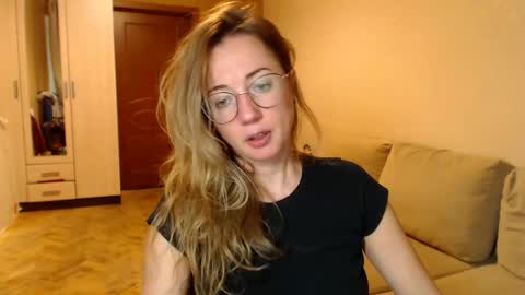 Snapshot of mystiquemaya chatting on January 19, 2025, 2:49 pm Maya online show from January 19, 2025, 2:49 pm