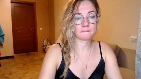 Snapshot of mystiquemaya chatting on January 22, 2025, 4:02 pm Maya online show from January 22, 2025, 4:02 pm