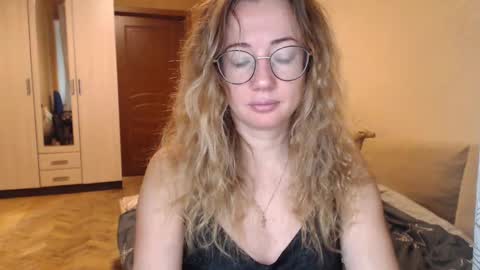 Snapshot of mystiquemaya chatting on January 24, 2025, 3:32 am Maya online show from January 24, 2025, 3:32 am