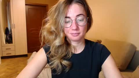Snapshot of mystiquemaya chatting on January 27, 2025, 3:28 pm Maya online show from January 27, 2025, 3:28 pm