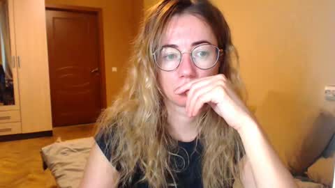 Snapshot of mystiquemaya chatting on January 28, 2025, 3:36 am Maya online show from January 28, 2025, 3:36 am