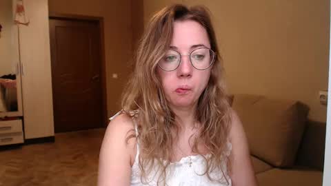Snapshot of mystiquemaya chatting on March 8, 2025, 12:41 pm Maya online show from March 8, 2025, 12:41 pm