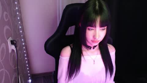 Naemi online show from December 17, 2025, 11:49 am