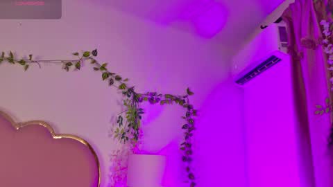 NahiaraReina  online show from May 20, 2026, 1:28 pm