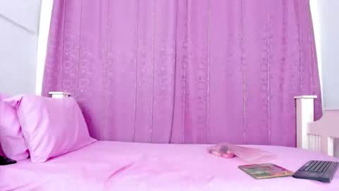 nahomy_smiith_ online show from November 1, 2025, 6:43 pm