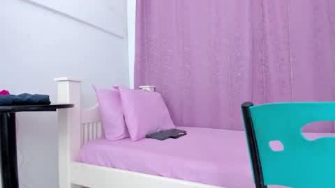 nahomy_smiith_ online show from November 9, 2025, 10:24 am