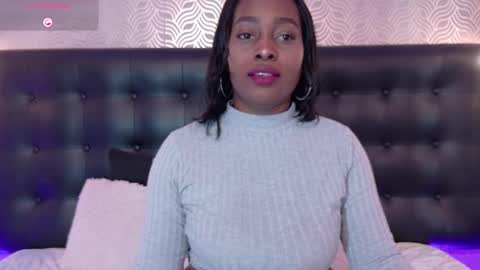 naiaramasson_ online show from November 7, 2025, 12:16 pm