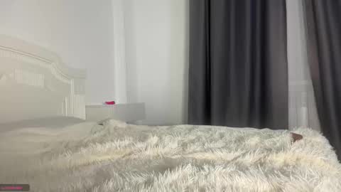 Snapshot of naive_love chatting on October 31, 2025, 12:22 am Mia guest- Eva from DOUBLECUTIES online show from October 31, 2025, 12:22 am