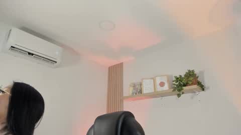 INSTAGRAM  m2221     online show from December 23, 2025, 10:13 am