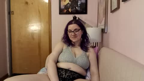 Snapshot of nakedcrafts chatting on January 20, 2025, 9:13 am Lizzy online show from January 20, 2025, 9:13 am