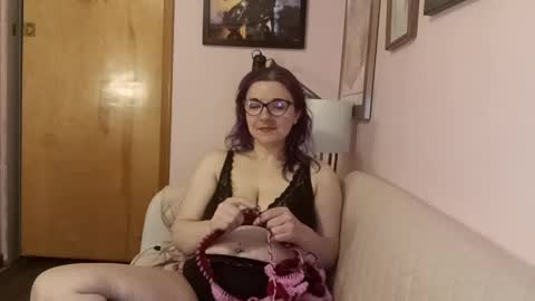 Snapshot of nakedcrafts chatting on January 22, 2025, 6:20 am Lizzy online show from January 22, 2025, 6:20 am
