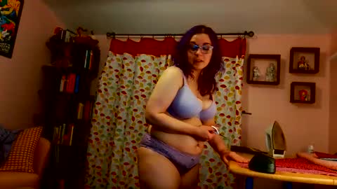 Snapshot of nakedcrafts chatting on January 31, 2025, 5:51 am Lizzy online show from January 31, 2025, 5:51 am