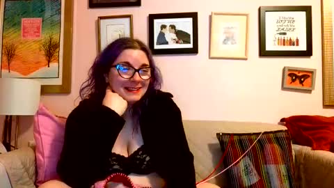 Snapshot of nakedcrafts chatting on February 18, 2025, 6:04 am Lizzy online show from February 18, 2025, 6:04 am