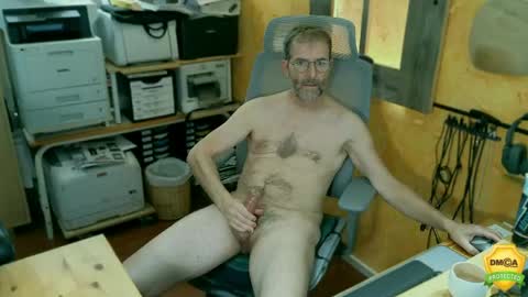 Snapshot of nakedluke chatting on May 2, 2026, 9:25 am Luke online show from May 2, 2026, 9:25 am