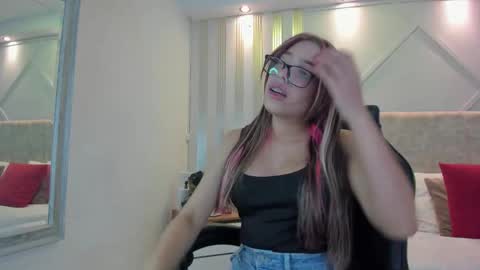 nami_sweet_ online show from September 18, 2025, 3:19 am