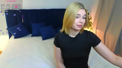 Snapshot of nanami_v02 chatting on November 25, 2025, 8:42 pm Maeve online show from November 25, 2025, 8:42 pm