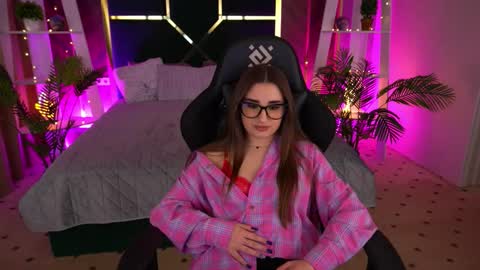 naomibaae online show from November 19, 2025, 2:50 pm