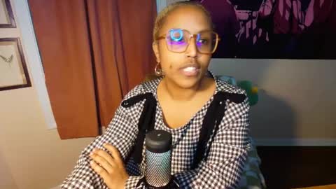Naomigiirl6 online show from February 6, 2025, 1:43 pm
