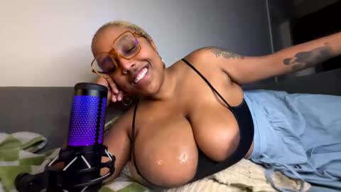 Naomigiirl6 online show from February 14, 2025, 3:00 am